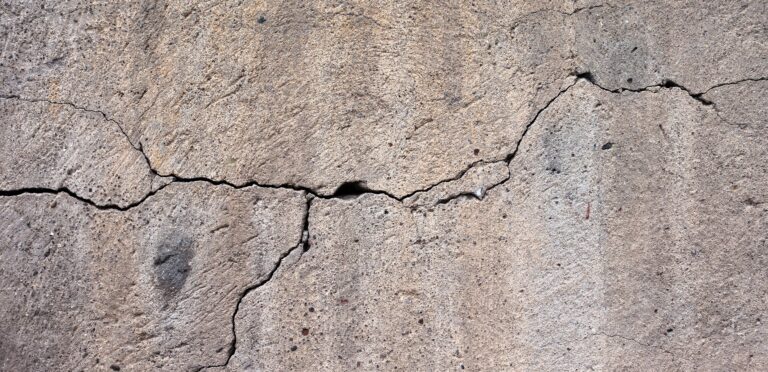 concrete-wall-with-cracks